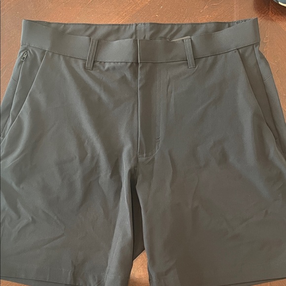 Fabletics The Only Short size 33. 4-way stretch, multi pocket storage with mesh.